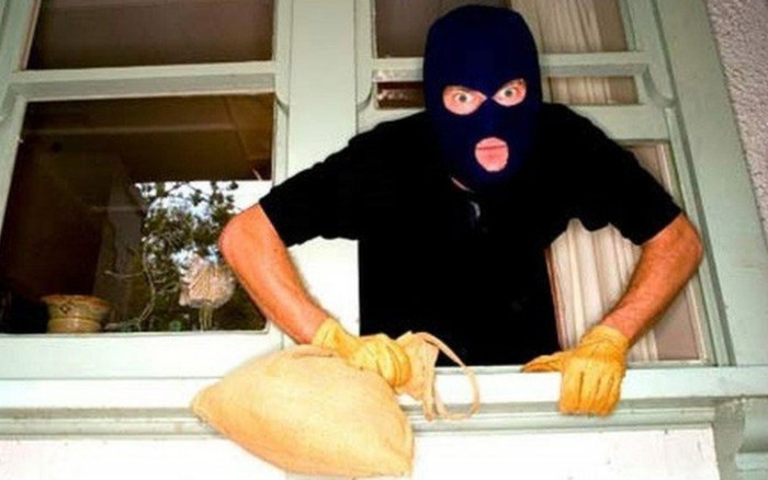 Trót bán dây chuyền để trả nợ, làm 'quỹ đen' giấu ở cầu thang, chồng dựng chuyện bị cướp để xin tiền vợ Ảnh 2