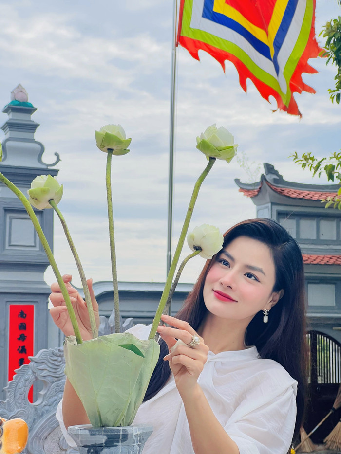Người đẹp đã tới một số địa điểm nổi tiếng ở quê như Đền Đồng Phù, Chợ Lương..