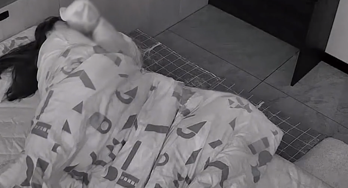 Chồng vào giường hôn tạm biệt vợ, con trai 19 tháng tuổi đứng nhìn và có hành động gây bất ngờ Ảnh 2