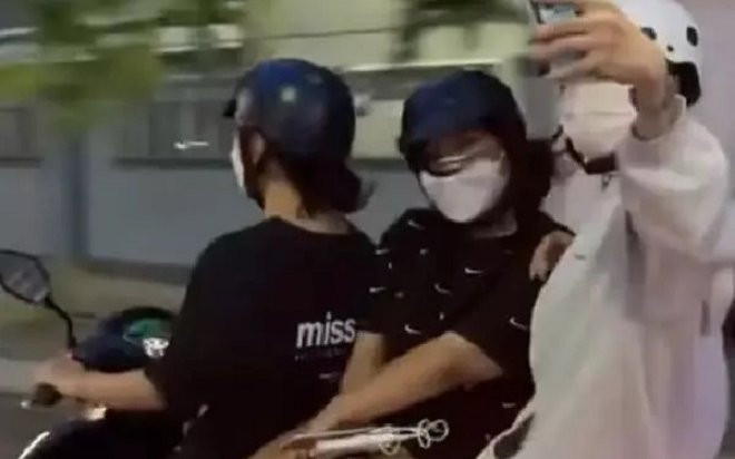 Nhóm thiếu nữ 'kẹp 3' trên xe máy, đùa giỡn và quay clip chia sẻ lên TikTok bị công an mời làm việc Ảnh 2