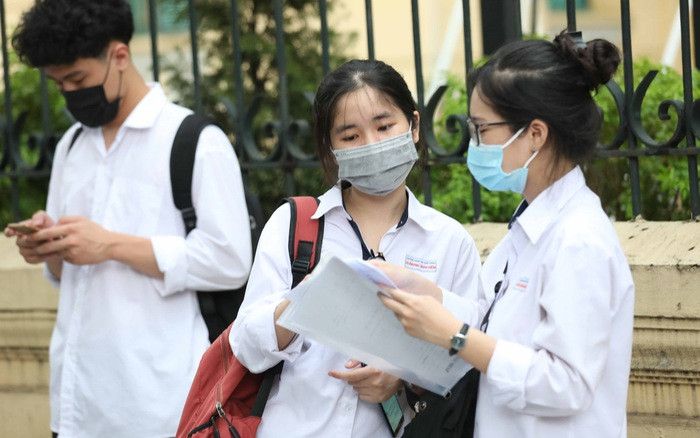 Học sinh lớp 12 vẫn tiếp tục ôn tập trong những ngày cuối. Ảnh minh họa