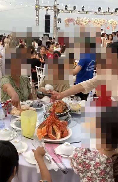 Hình ảnh lúc diễn ra đám cưới - Ảnh chụp lại từ video clip