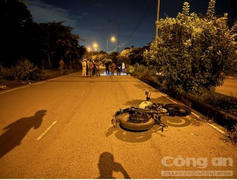 Chiếc xe máy nằm cách xa nơi phát hiện thi thể nạn nhân. Ảnh: Công an TP.HCM