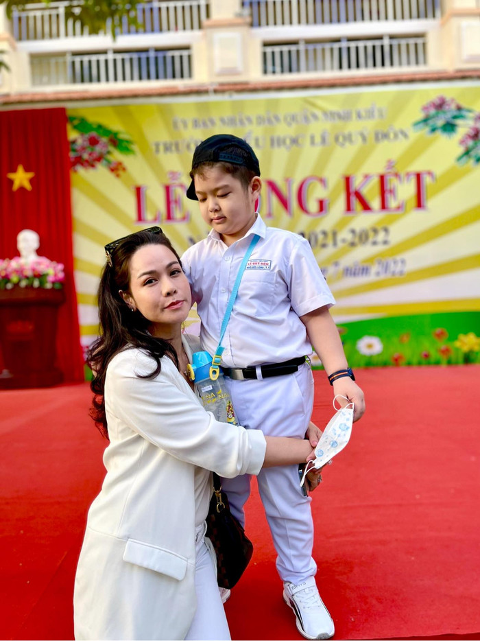 Nhật Kim Anh bên con trai cưng tại buổi lễ tổng kết năm học.