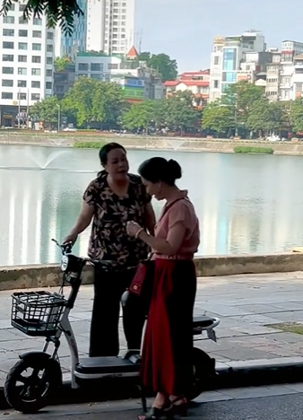 Bà Hiền và bà Nga trong Thương Ngày Nắng Về bị bắt gặp 'buôn dưa' cả tiếng đồng hồ giữa đường Ảnh 3