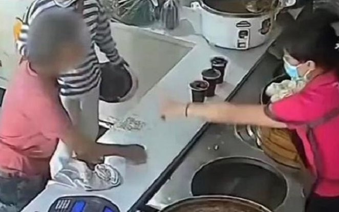 Nhận bánh miễn phí từ cửa hàng suốt 1 năm, không ngờ cụ bà có hành động 'trở mặt' gây sốc Ảnh 2