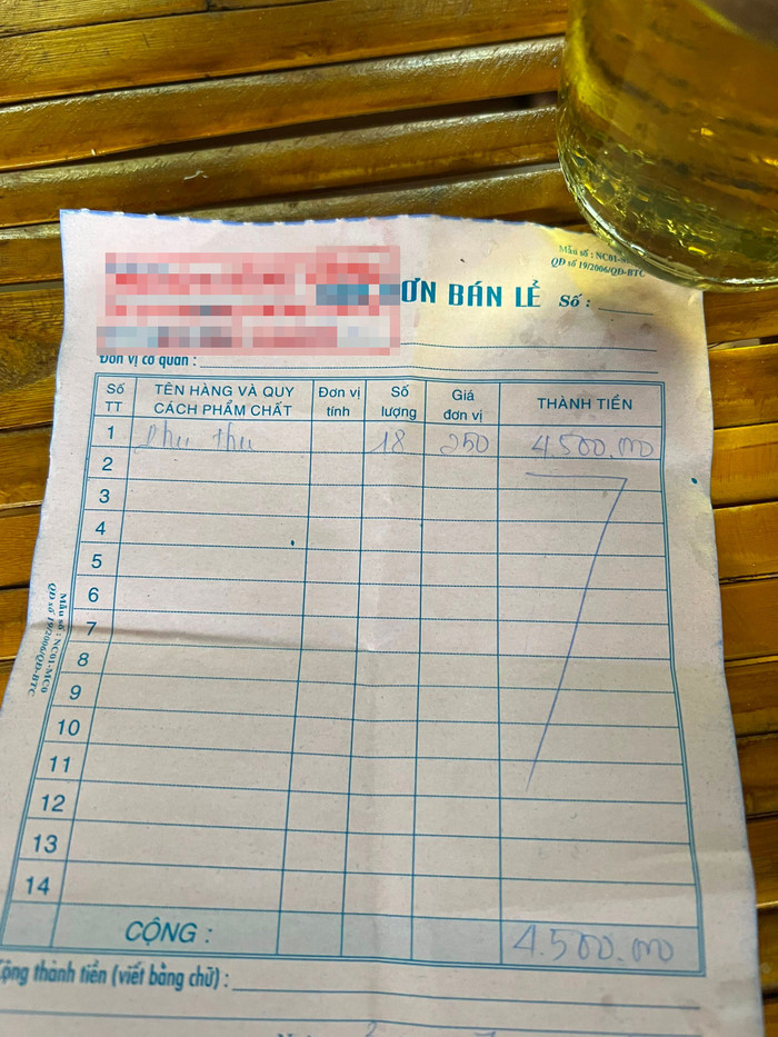 Hóa đơn phụ thu của Nhà hàng H.V. (Ảnh: Báo Bình Thuận).
