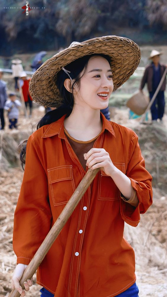 Chính xuất thân của Hà Hạnh Phúc đã chạm tới quá khứ đầy vất vả của Triệu Lệ Dĩnh trước khi bước chân vào showbiz, khiến cô vô cùng đồng cảm.  