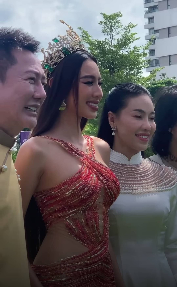 Theo đó, trong lúc chụp hình kỉ niệm cùng các nhân vật tham dự thì Thùy Tiên lại để lộ biểu cảm khá 'đơ cứng', trông như đang gượng cười.&nbsp;