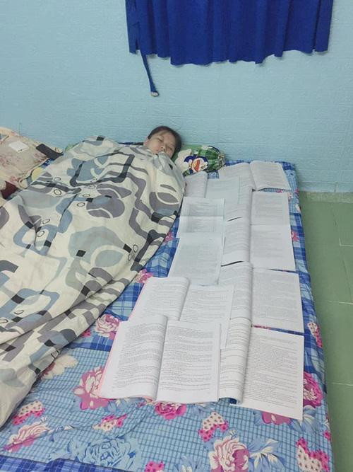 Người ngủ một bên, sách mở một bên mới yên tâm