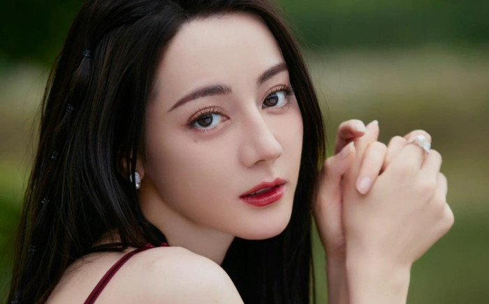 Quá đẳng cấp: Địch Lệ Nhiệt Ba hái dâu cũng leo hot search Ảnh 2