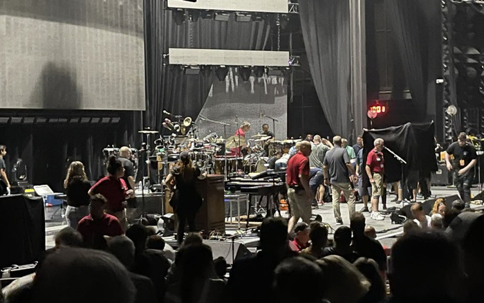 Nam danh ca gục ngã khi đang hát trên sân khấu, được đưa đi bệnh viện cấp cứu Ảnh 2