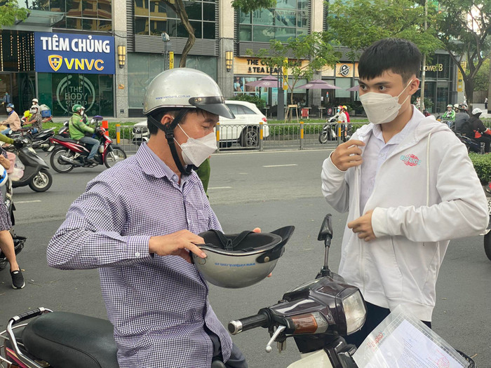 Những ngày này, phụ huynh luôn là người cận kề, đồng hành cùng con