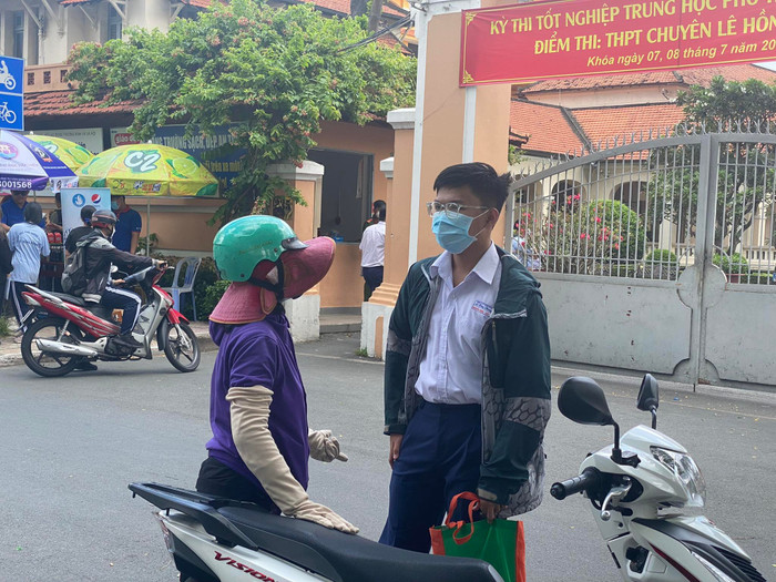 Phụ huynh đưa con đến điểm thi làm thủ tục