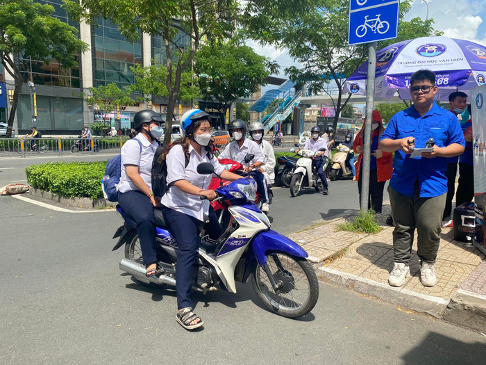 Trước giờ G kỳ thi tốt nghiệp THPT: Phụ huynh đội nắng mưa đưa con đến trường, tình nguyện viên sẵn sàng Ảnh 13