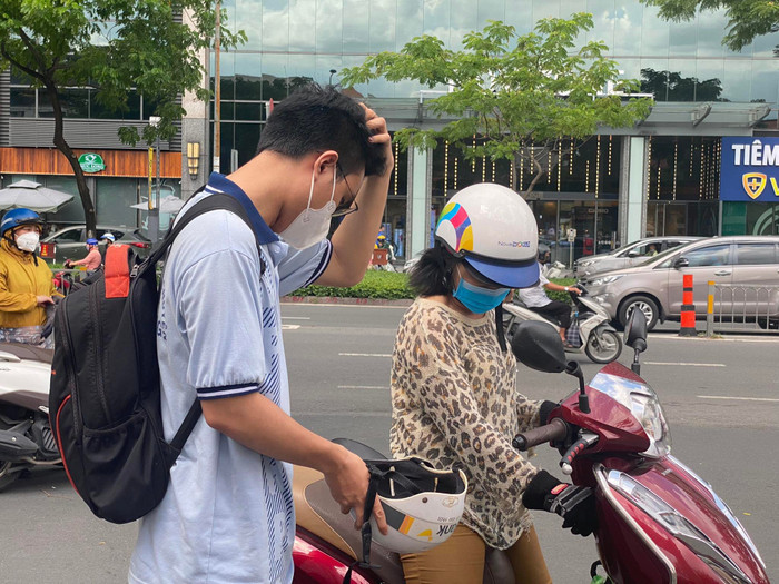 Hình ảnh ghi nhận phía trước điểm thi THPT chuyên Lê Hồng Phong.