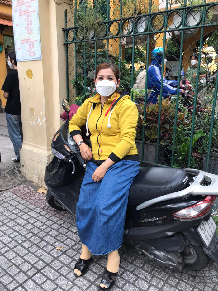 Chị Nhung đợi con tại điểm thi THPT Trưng Vương.