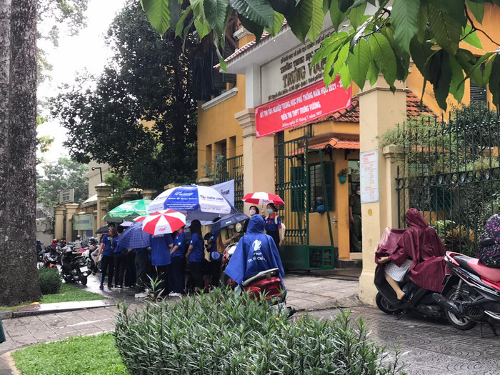 Cơn mưa rào khiến phụ huynh gặp đôi chút khó khăn trong quá trình chờ đợi con em làm thủ tục dự thi. Hình ảnh ghi nhận tại điểm trường THPT Trưng Vương.