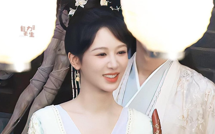 Dương Tử khoe bờ vai ngợi cảm bên 'tình mới' Ảnh 2