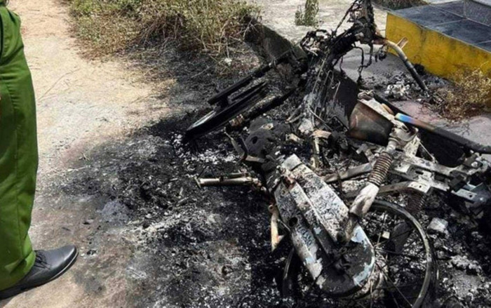 Người đàn ông bị bỏng nặng cạnh xe máy cháy rụi trong nghĩa trang Ảnh 2