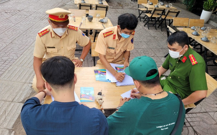 CSGT TP.HCM yêu cầu chủ quán báo tin nếu khách đã uống rượu, bia vẫn cố tình tự lái xe Ảnh 2