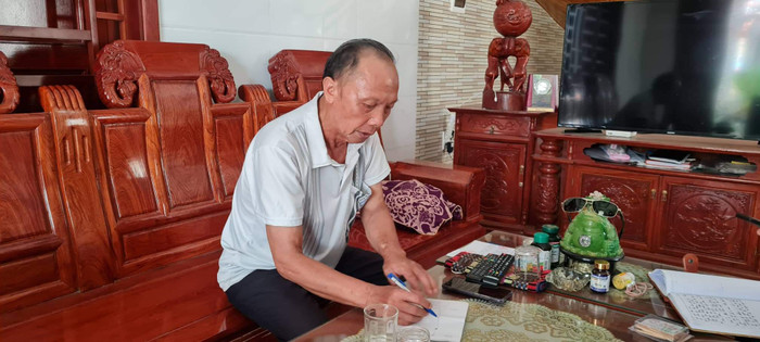 Ông Lê Viết Lập, bố chị Liên kể lại sự việc. (Ảnh: Người đưa tin)