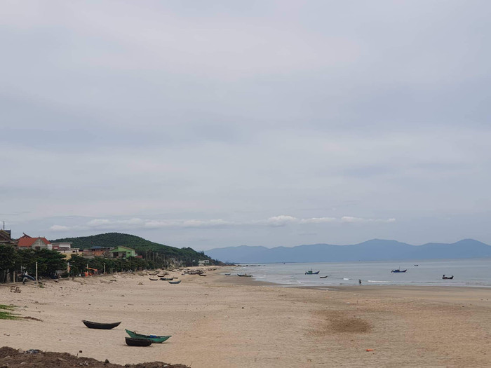 Bãi biển, hiện trường nơi chị Liên bị cuốn xa. (Ảnh: Người Đưa Tin)