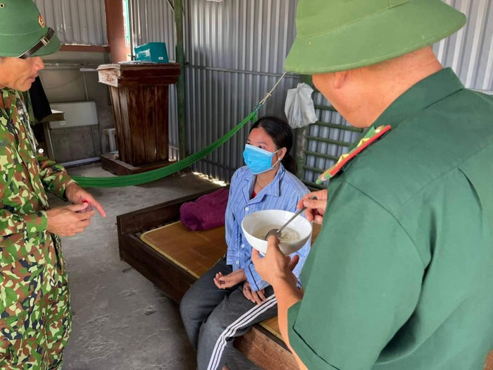 Chị L được chăm sóc y tế. (Ảnh: PLO)