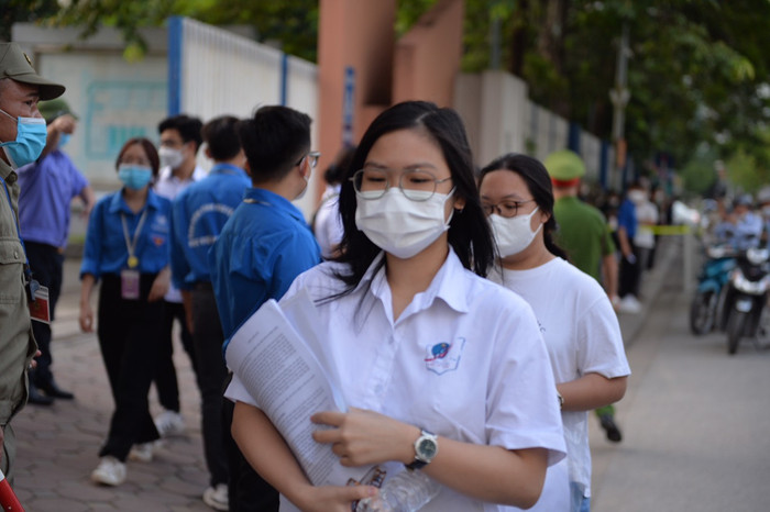 Các thí sinh có mặt từ sớm tại điểm thi