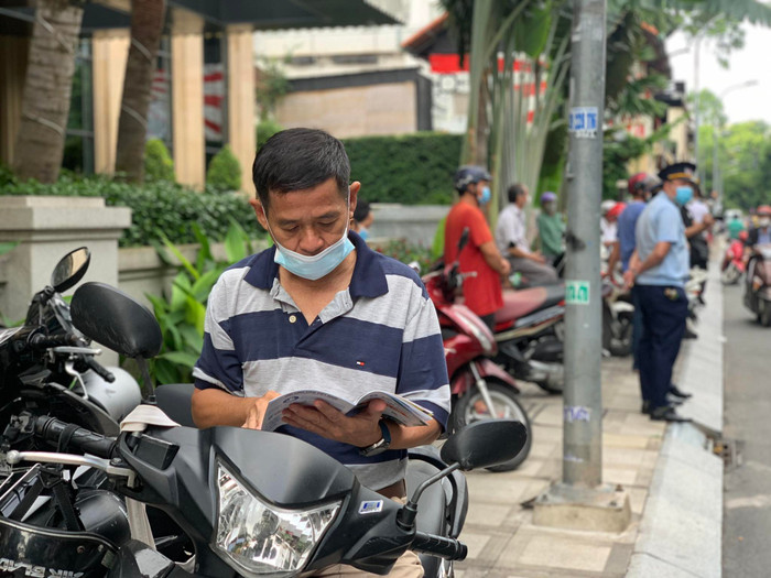 Phụ huynh đợi con trong suốt giờ làm bài thi môn Văn.
