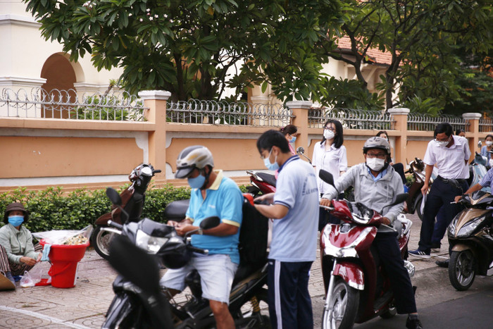 Các thí sinh được phụ huynh đưa đến điểm thi