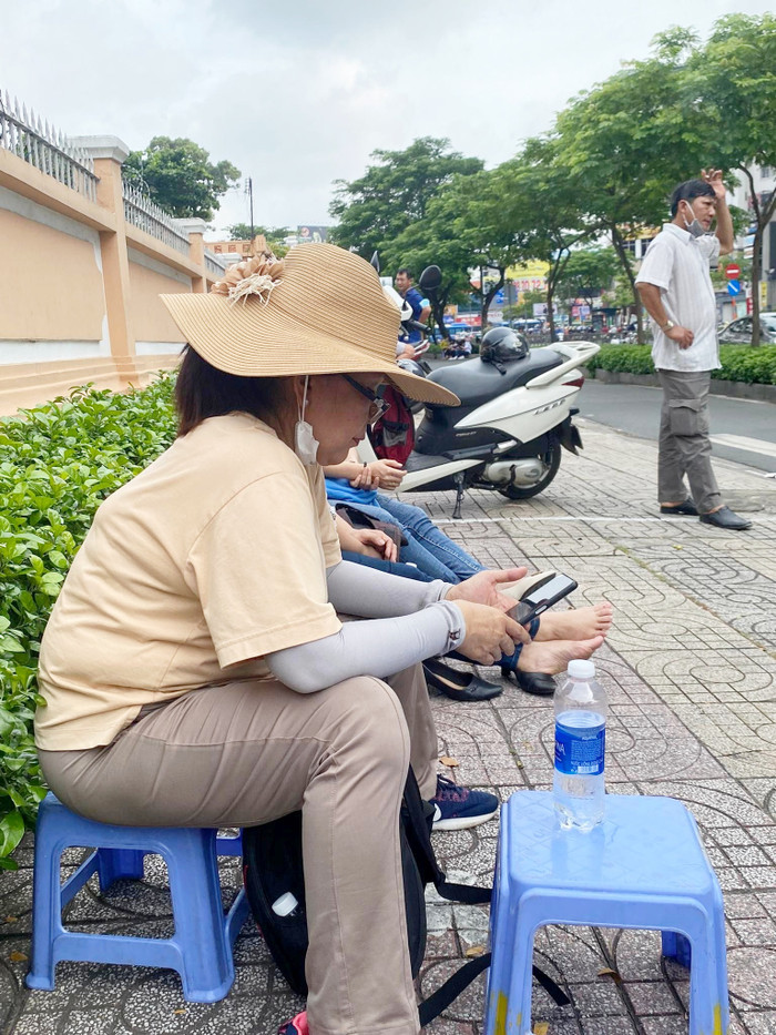 Cô Ngọc tranh thủ lướt tin tức trong lúc đợi con vào làm bài thi