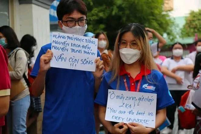 Tình nguyện viên 'nhắc bài' sĩ tử trước giờ làm bài chính thức