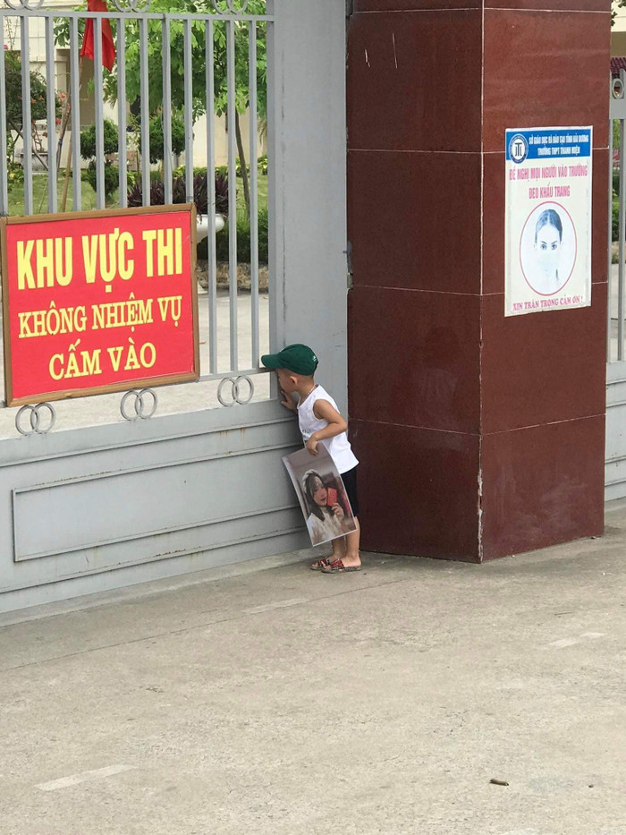 'Hộ tống' chị gái đi thi tốt nghiệp THPT, bé trai có loạt hành động 'cưng xỉu' Ảnh 4