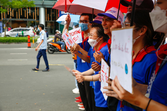 Sĩ tử chính thức bước vào làm bài thi môn Toán, liệu có 'mưa' điểm 10? Ảnh 5