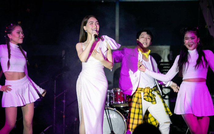 Hóa ra đây chính là điểm khác biệt của Hòa Minzy lúc tập luyện và khi hát trên sân khấu? Ảnh 2