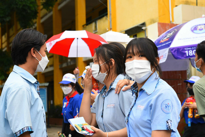 Nhiều thí sinh gặp bạn bè trao đổi sau khi hoàn thành bài thi