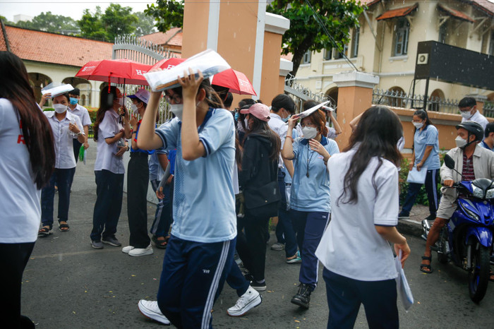 Một số thí sinh gặp mưa sau môn thi thứ 2