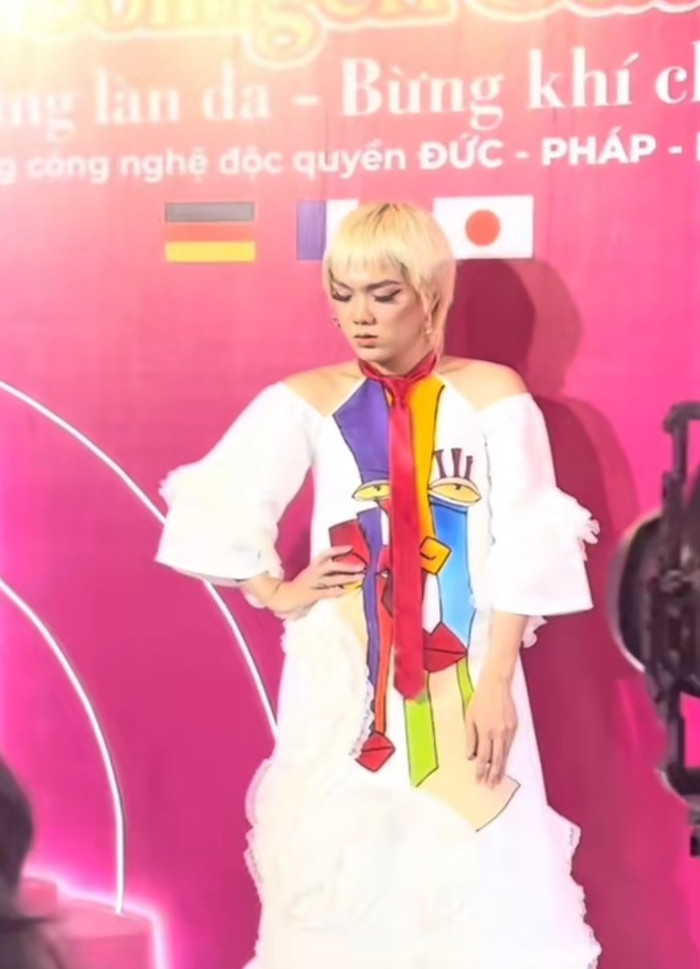 Biểu diễn lố lăng, TikToker Phạm Thoại té ngã trong sự kiện Ảnh 1