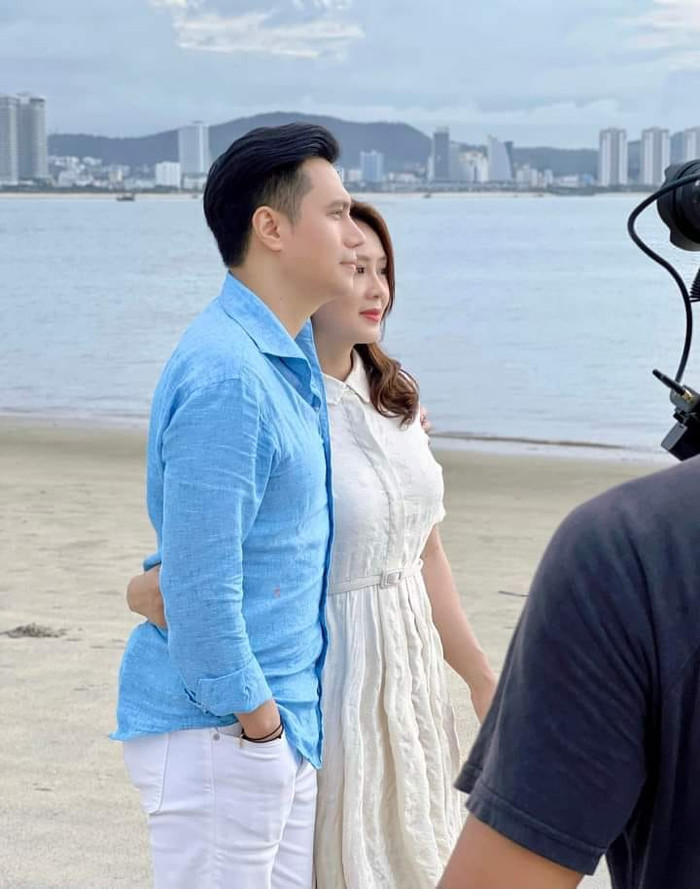 Hình ảnh Hồng Diễm và Việt Anh ôm nhau khiến dân tình thích thú.