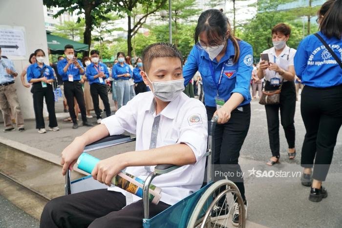 Kỳ thi đặc biệt của nam sinh gãy 2 xương đùi, phải ngồi xe lăn đến điểm thi và nỗi lòng người cha Ảnh 5