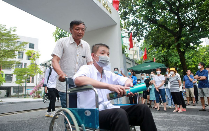 Kỳ thi đặc biệt của nam sinh gãy 2 xương đùi, phải ngồi xe lăn cha đưa đến điểm thi Ảnh 2