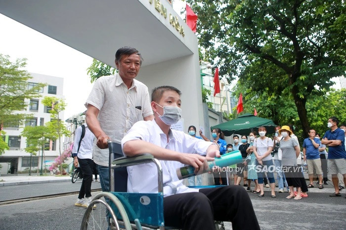 Nam sinh vượt gần 400km mang hoa đến cổng trường tạo bất ngờ cho bạn gái ở ngày thi cuối cùng Ảnh 4