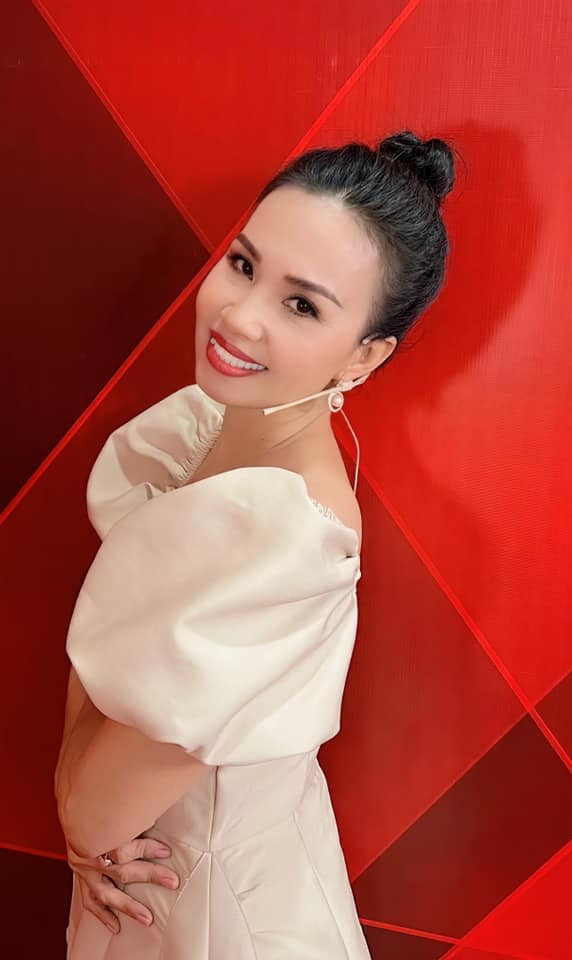 Hát lại bản hit đình đám hơn chục năm trước nhưng lại quên lời, cách xử lý của Cẩm Ly khiến fan ưng ý Ảnh 8