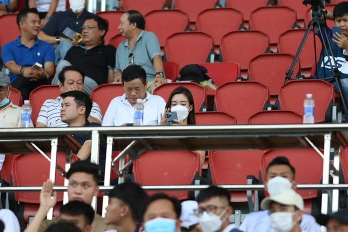 Cặp đôi 'trai tài gái sắc' công khai ngồi cạnh nhau, làm tin đồn ngày càng có cơ sở dù nhân vật chính chưa lên tiếng xác nhận. 