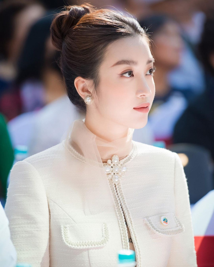 Với phong cách ăn mặc kín đáo, Đỗ Mỹ Linh trở thành một trong những hoa hậu hiền nhất lịch sử Việt Nam. 