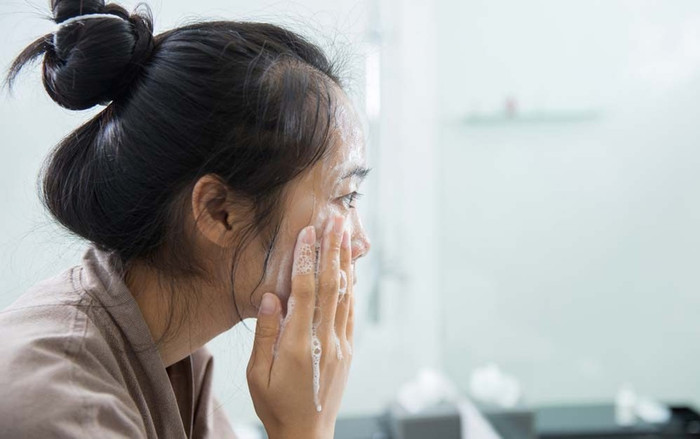 15 thói quen vào ban đêm tưởng không nguy hiểm nhưng đang hủy hoại làn da bạn Ảnh 2