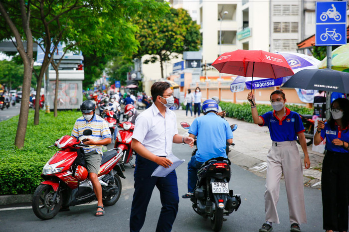 Kết thúc môn thi cuối cùng, nam sinh mạnh dạn: 'Em làm đúng hết 50 câu, chắc chắn được 10 điểm' Ảnh 9