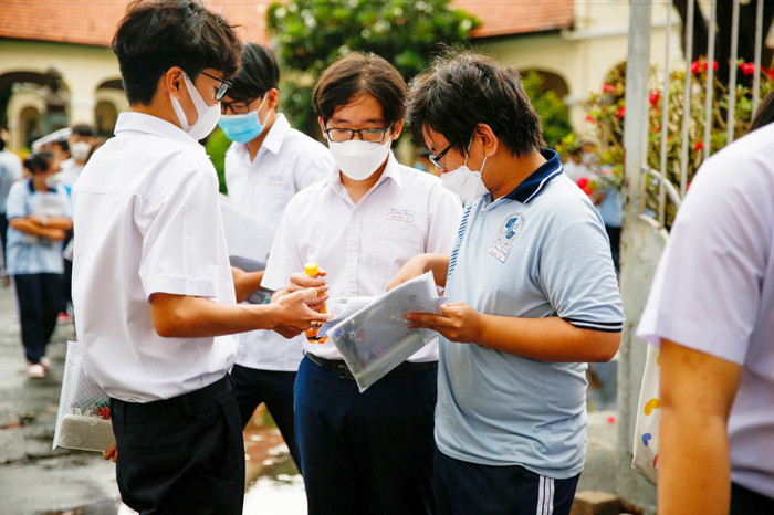 Kết thúc môn thi cuối cùng, nam sinh mạnh dạn: 'Em làm đúng hết 50 câu, chắc chắn được 10 điểm' Ảnh 6