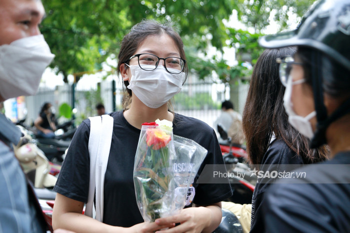 Nhóm bạn dầm nắng mưa đưa đón bạn đi thi: 'Tình bạn chúng em không như đại dương, nó ngang hệ mặt trời' Ảnh 8